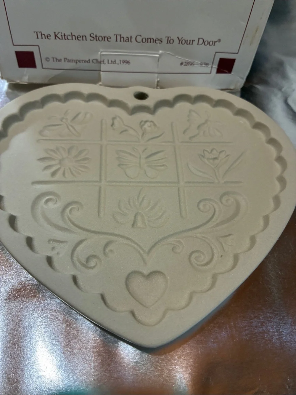 The Pampered Chef Cream Heart-Shaped Gardens of the Heart Clay Cookie Mold